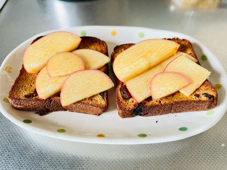 ベースブレッド　ミニ食パンレーズン　アレンジ　りんごシナモントーストを作る手順
