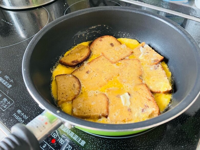 ベースブレッド　ミニ食パンレーズン　アレンジ　フレンチトーストを作る手順